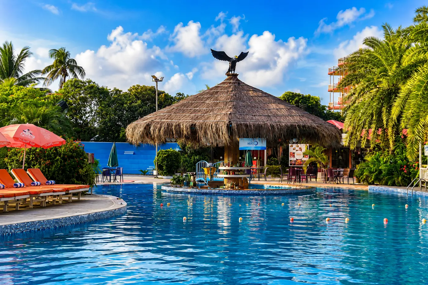 Blu 0 sunken swim-up pool bar at Sea Pearl